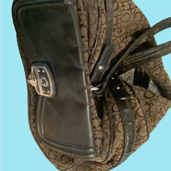 Guess Handbag, front pocket snaps shut, Inside has 1 zipper & 3 slide pockets. - Picture 3 of 8